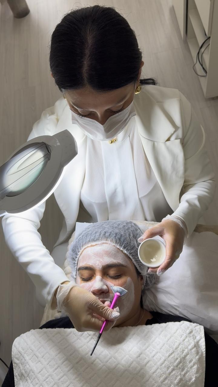 Micheli Barril aplicando máscara facial em cliente