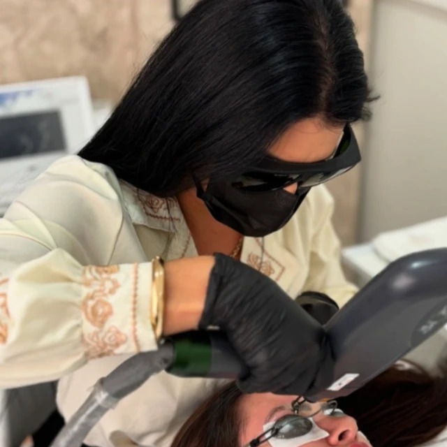 Micheli Barril realizando procedimento a laser